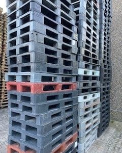 Brugt Plastpalle 800 x 1200 mm med lukket topdæk